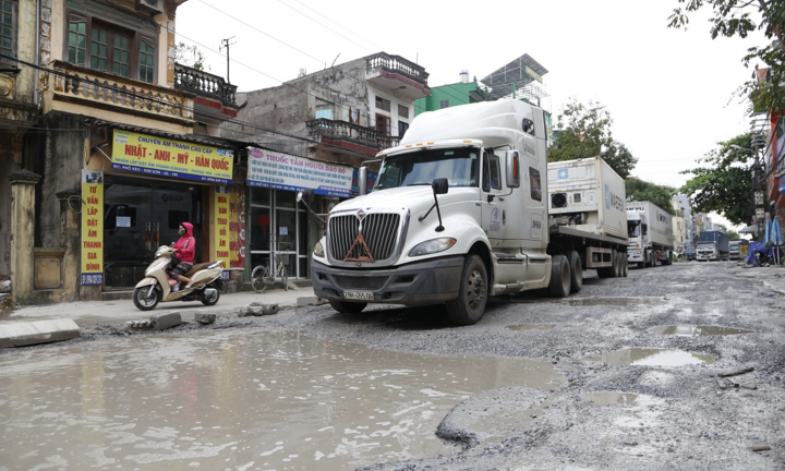 Xe quá khổ tàn phá, 650m đường la liệt hố tử thần ở Hà Nội