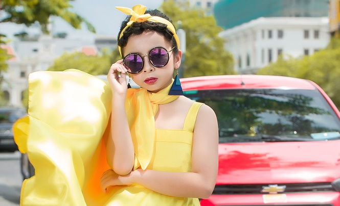 Mẫu nhí Quỳnh Anh hóa tiểu thư kiêu kỳ trong bộ sưu tập chào hè