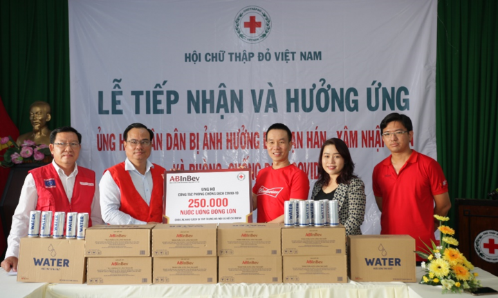 AB InBev ủng hộ 250.000 lon nước cho khu cách ly