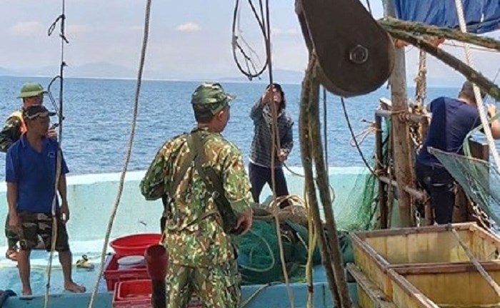 Nổ súng truy bắt tàu khai thác hải sản trái phép trên biển Hà Tĩnh