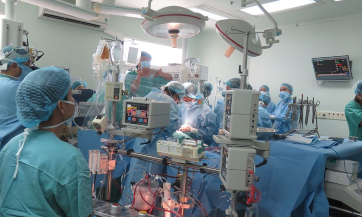 Gần 50 người Việt đăng ký hiến phổi cho phi công người Anh