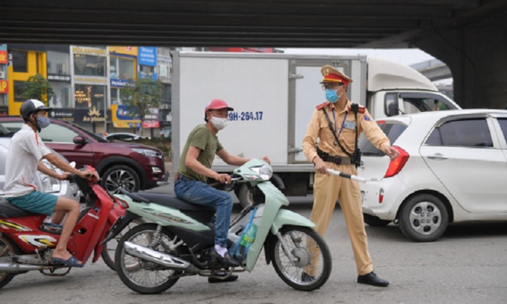 CSGT dừng phương tiện không cần lỗi ban đầu: Người dân nói gì?