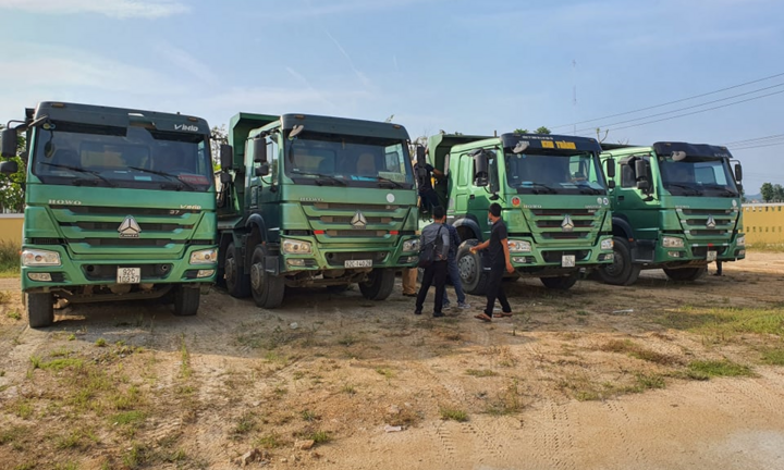 Xử phạt hàng loạt xe 'khủng long' chở cát quá độ cao từ Quảng Nam ra Huế