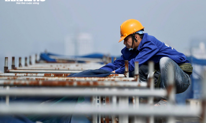 Cận cảnh phá dỡ các tầng vi phạm của tòa nhà 8B Lê Trực