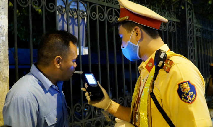 Vi phạm nồng độ cồn, tài xế bị phạt 35 triệu đồng, giữ xe 7 ngày 