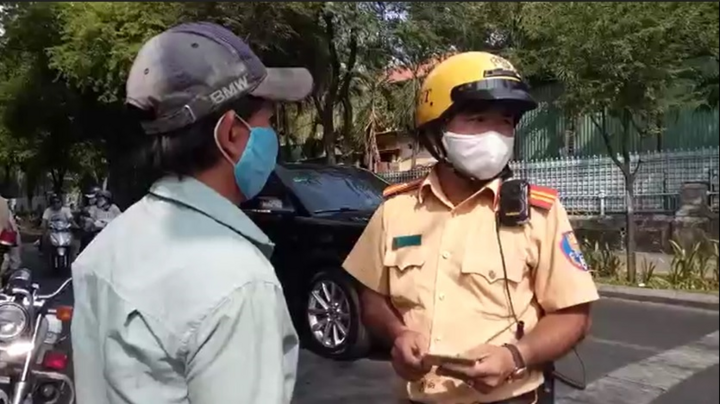 CSGT ra quân kiểm tra, nhiều người cuống cuồng khi bị phạt lỗi không bảo hiểm