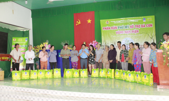 Công đoàn PVFCCo tặng bồn nước cho bà con vùng hạn mặn Bến Tre