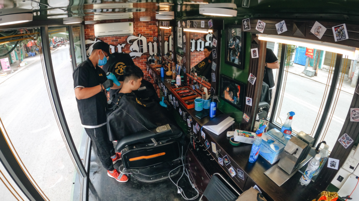 Xe cắt tóc lưu động đầu tư tiền tỷ, phục vụ miễn phí ở TP.HCM