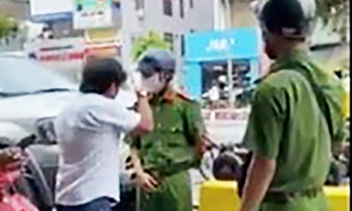 Tài xế dùng thẻ nhà báo hết hạn thách thức, lăng mạ công an