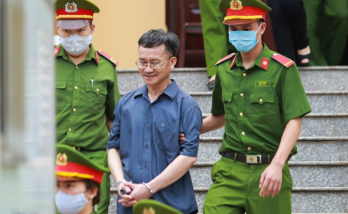 Gian lận thi cử ở Hòa Bình: Kẻ chủ mưu kêu oan, 2 bị cáo xin giảm nhẹ hình phạt