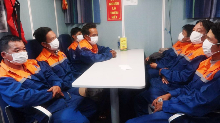 Dông lốc đánh chìm tàu trên biển, 7 ngư dân may mắn thoát chết