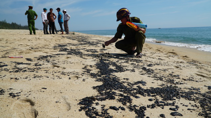 Chất thải màu đen tràn vào bờ biển Quảng Ngãi