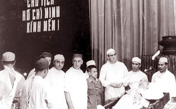 Người đàn ông mím chặt môi quay thước phim cuối cùng về Bác Hồ