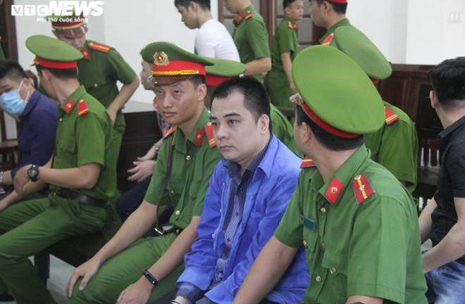 Bị nhổ nước bọt, giám đốc gọi Giang ‘36’ đến vây xe chở công an
