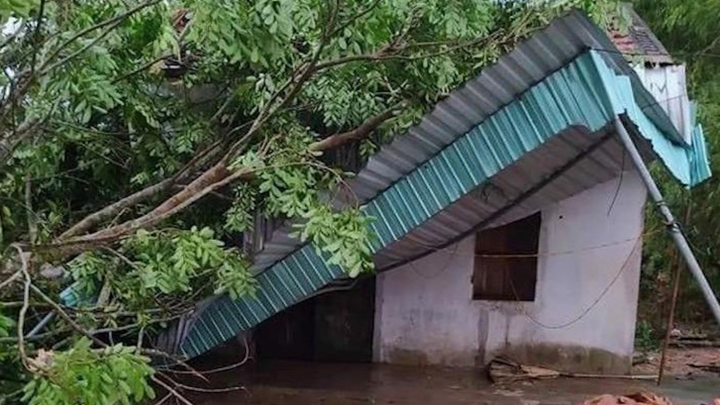 Dông lốc cuốn bay nhiều nhà cửa, hoa màu ở Nghệ An, Thái Nguyên