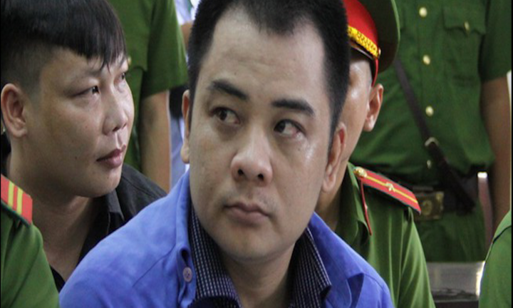 Hình ảnh nhóm giang hồ Giang '36' vây xe chở công an tại tòa sơ thẩm