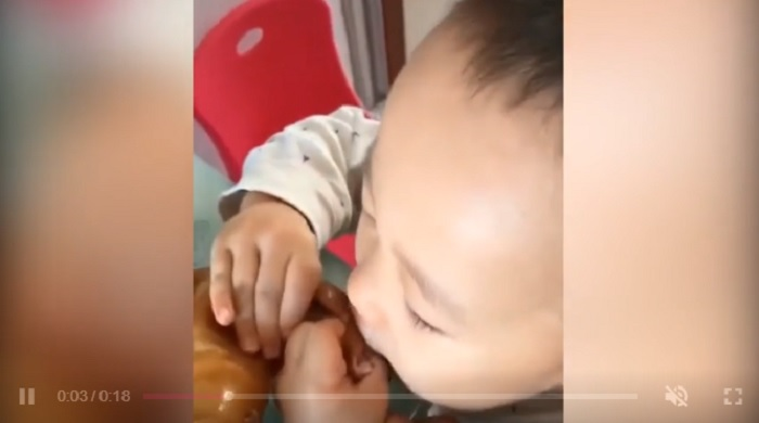Video em bé ăn vụng nhanh như chớp