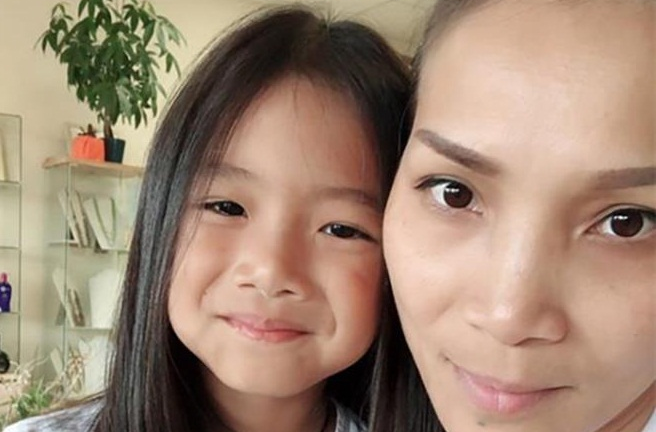 Con gái Hồng Ngọc khóc khi thấy mẹ bị bỏng ở chân, mặt, ngực