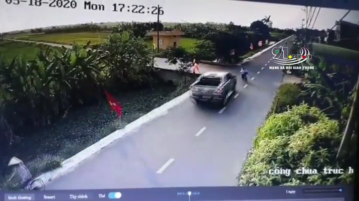 Clip: Xe bán tải kéo lê cháu bé đi xe đạp, rồi lao xuống sông