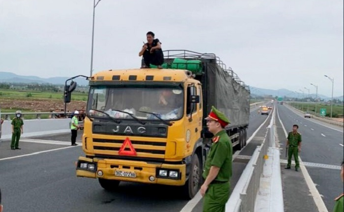 Kẻ ngáo đá cầm dao tấn công xe trên cao tốc rồi nhảy lên nóc ô tô cố thủ