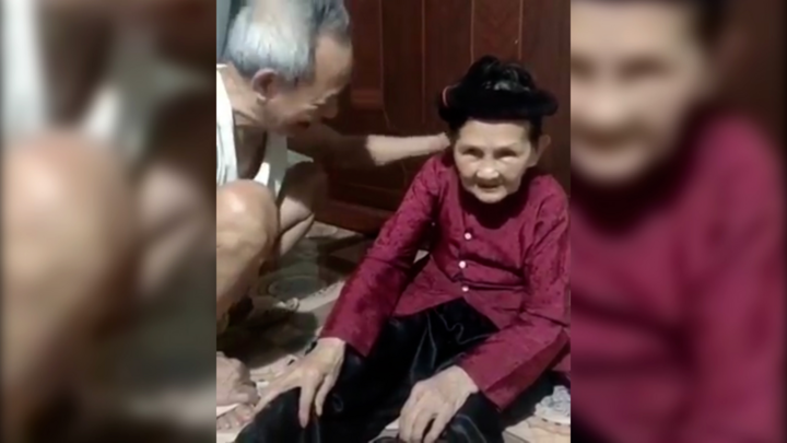 Clip: Cụ bà 90 tuổi giận dỗi, nhõng nhẽo bên cạnh cụ ông kiên trì dỗ dành