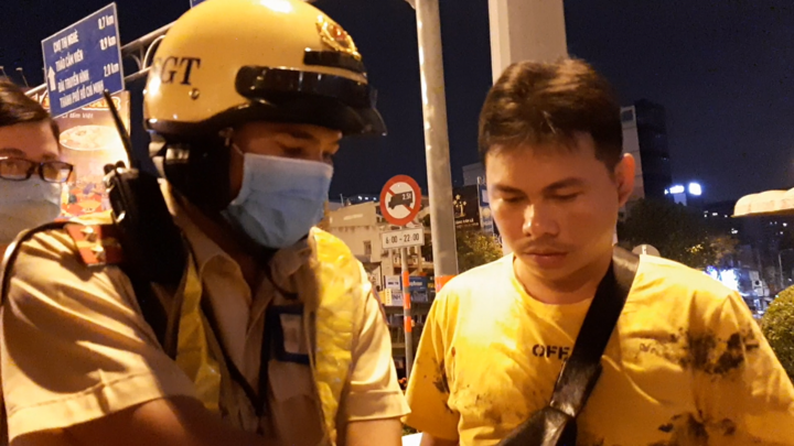 Vượt nồng độ cồn, nam thanh niên năn nỉ CSGT nhưng vẫn bị phạt mức cao nhất