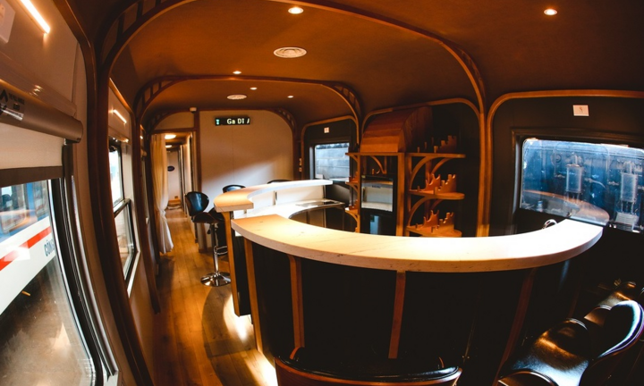 Toa tàu trang bị quầy bar, phòng massage phục vụ khách khám phá Việt Nam