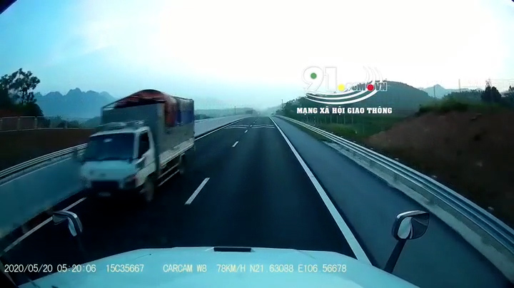 Xe tải ngang nhiên đi ngược chiều trên cao tốc Bắc Giang - Lạng Sơn