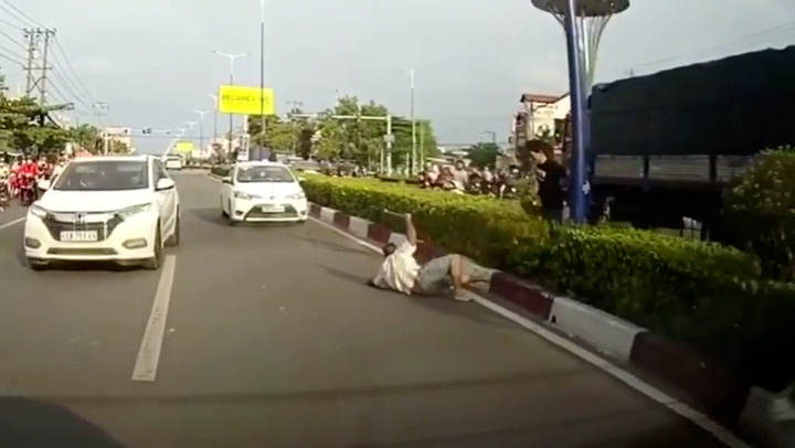 Tài xế cầm cờ lê, gậy sắt hỗn chiến sau va chạm giao thông