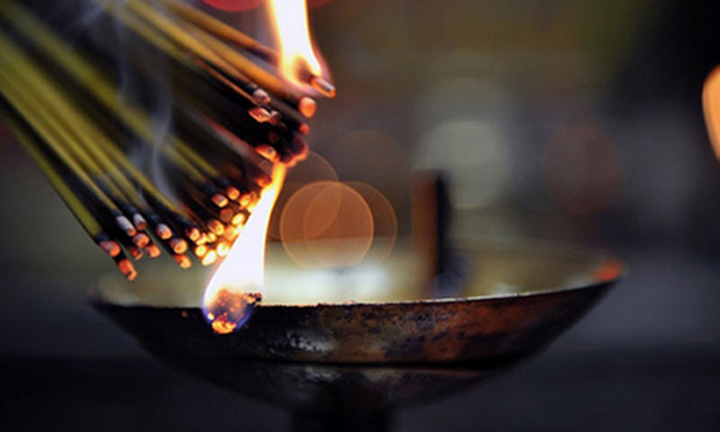 Lo việc giỗ chạp là phụ nữ, sao lại ngăn họ thờ bố mẹ đẻ?