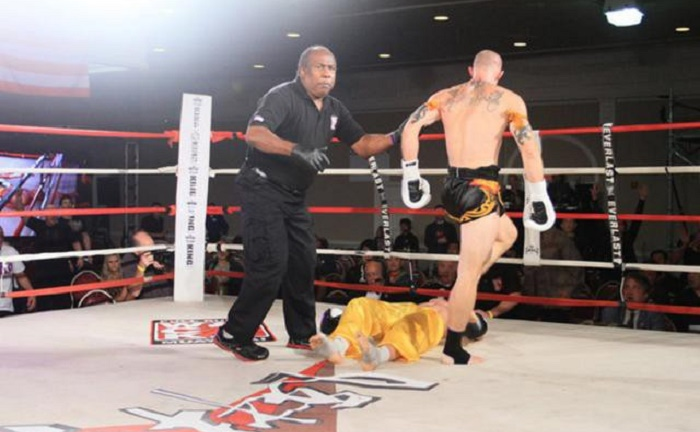 Video: Đệ nhất Thiếu Lâm thảm bại khó hiểu, đứng im giơ mặt hứng 6 cú đấm