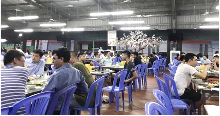 Nắng nóng cực đỉnh, quán bia quá tải, bán nghìn lít mỗi tối