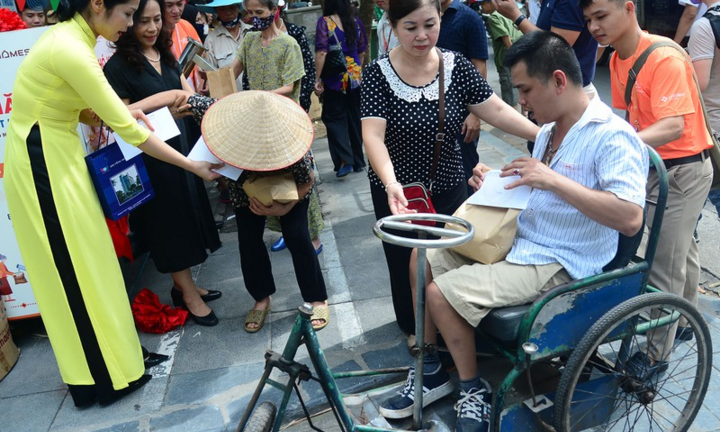 VOV phối hợp với CenGroup mở cây 'ATM gạo yêu thương'