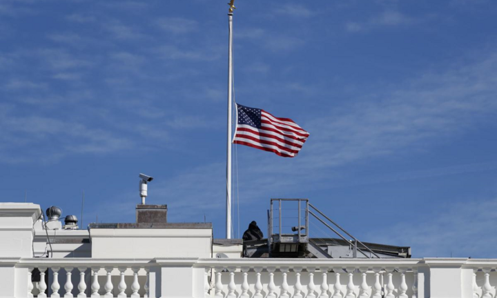 Mỹ treo cờ rủ tưởng nhớ gần 100.000 người chết vì COVID-19