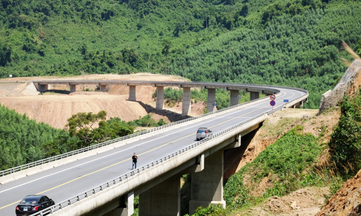 Cao tốc La Sơn – Túy Loan: Chuẩn bị thông xe, vẫn vướng giải phóng mặt bằng