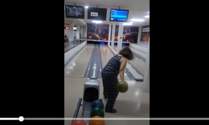 Chơi bowling, cô gái ném vỡ nát màn hình ti vi