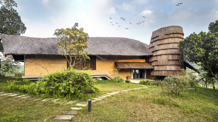 Cận cảnh biệt thự vườn giấu cầu thang trong 'đụn rơm'