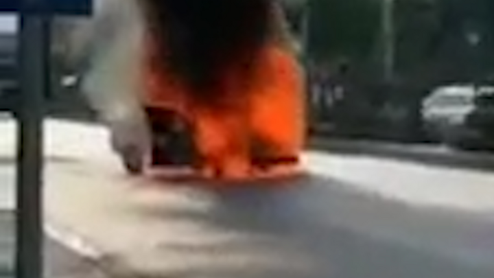 Ô tô 4 chỗ bốc cháy dữ dội ngay giữa đường ở Quảng Ninh