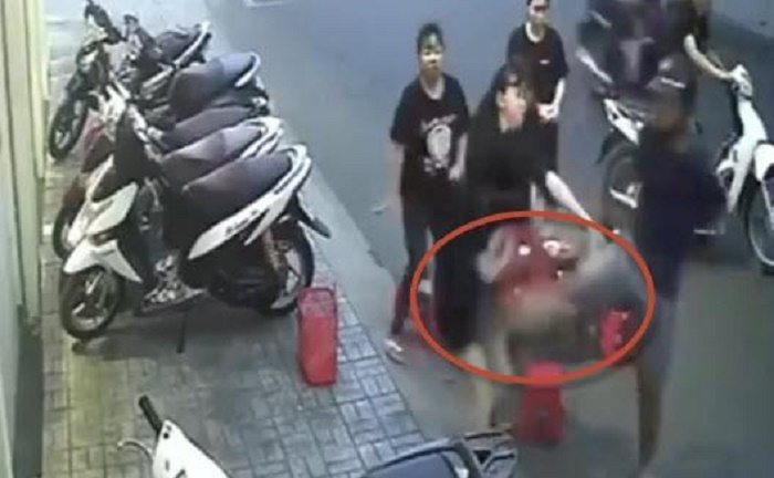 Bị trêu ghẹo giữa đường, cô gái vác ghế nện tới tấp gã giang hồ