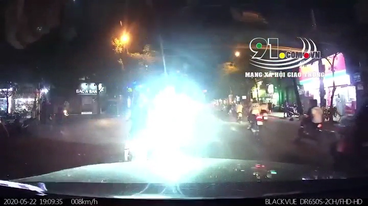 Thanh niên đi xe máy nháy đèn khiêu khích, làm lái xe ô tô loá mắt