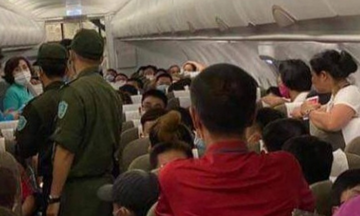 Khách nam 'xối xả' chửi bới, lăng mạ tiếp viên trưởng trên máy bay