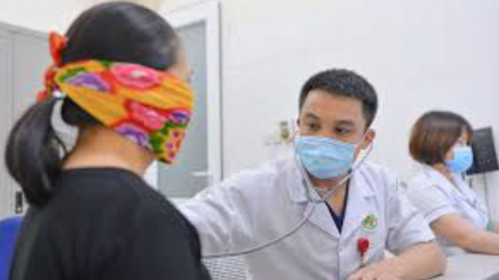 Người dân tới khám các bệnh về da tăng cao vì nắng nóng 