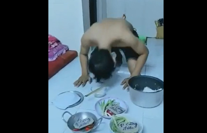 Quỳ lạy vợ trước mâm cơm 'ăn gì cũng được'