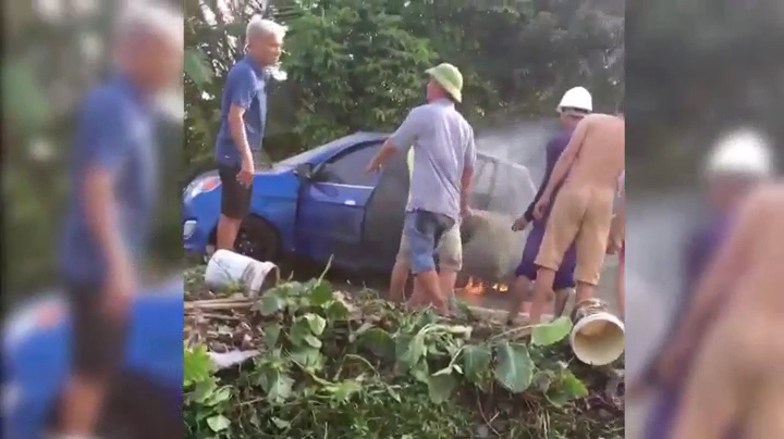 Video: Ô tô bị quấn rơm vào gầm xe rồi bốc cháy dữ dội