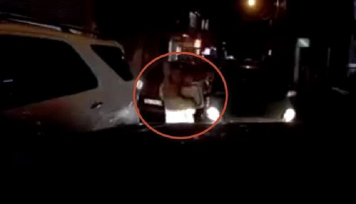 Chồng lái ô tô lấn làn gây tắc đường, vợ bế con tới cãi nhau với tài xế