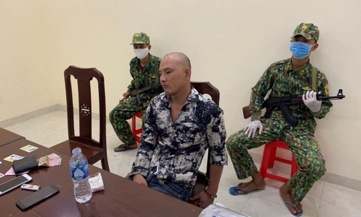 Bắt nam thanh niên dắt lưng 3 khẩu súng cùng hơn 20kg ma tuý