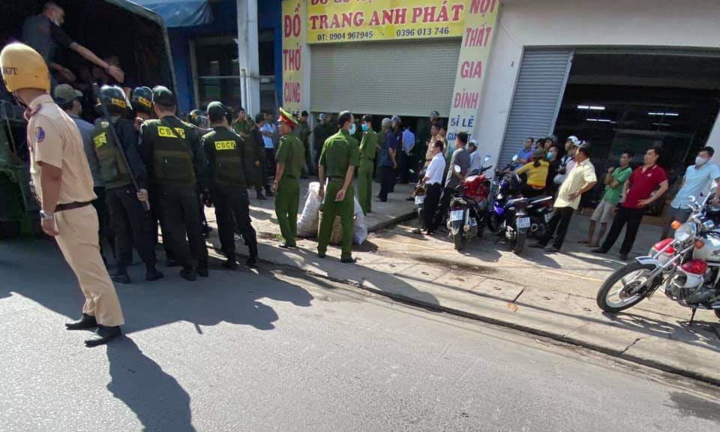 Đột kích trại cai nghiện ‘chui’, gần 100 con nghiện bị công an đưa về trụ sở