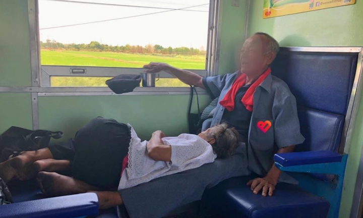 Ảnh gây bão mạng: Ông lão kê chân làm giường cho vợ ngủ trên tàu 