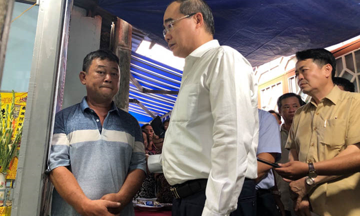 Bí thư Nguyễn Thiện Nhân đến chia buồn gia đình học sinh bị cây đè thiệt mạng