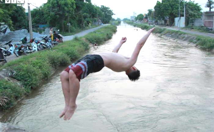 Rùng mình xem nam thanh niên phi thân lộn nhào từ độ cao 5m xuống nước